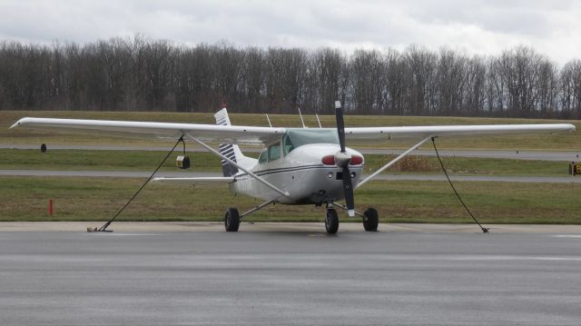 Cessna Skyhawk (N1976M) - Nice lookin bird!