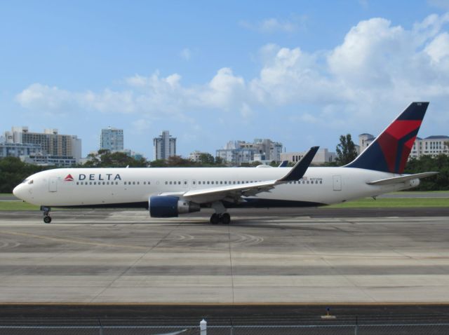 BOEING 767-300 (N172DN)
