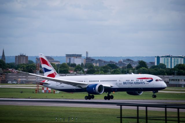 Boeing 787-9 Dreamliner (G-ZBKH) - British Airways Boeing 787-900 G-ZBKH landing on 27L at London Heathrow LHR.