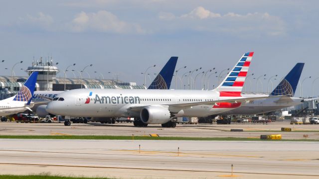 Boeing 787-8 (N812AN) - American Airlines Boeing 787-8 Dreamliner N812AN in Chicago 