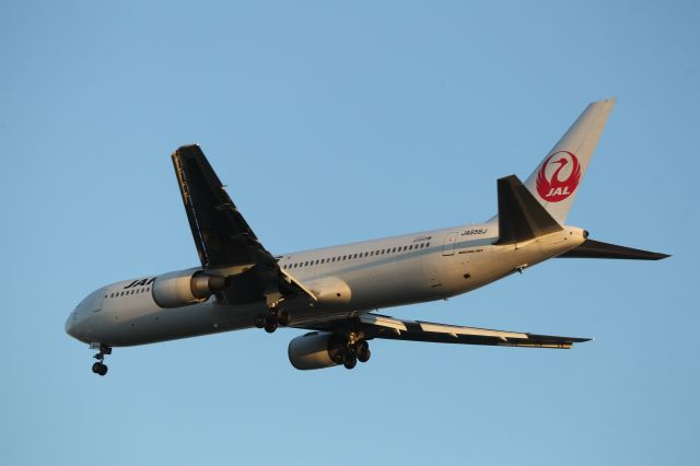 BOEING 767-300 (JA656J) - 09 July 2015:HND-HKD.