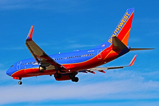 Boeing 737-700 (N707SA) - Coming from Chicago-Midway. Full-screen best view. This is actually the original 737NG experimental aircraft.