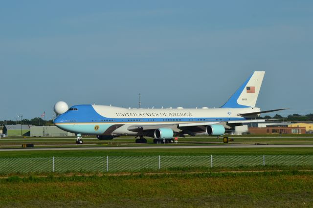 Boeing 747-200 (N29000) - Air Force One taxiing to Runway 15 in Sioux Falls SD on 9-7-2018