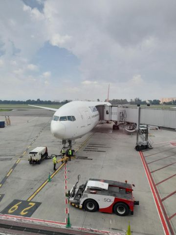BOEING 777-300 —