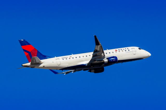 Embraer 175 (N305SY) - A Delta Connection ERJ175 taking off from PHX on 2/1/23. Taken with a Canon R7 and Tamron 70-200 G2 lens.