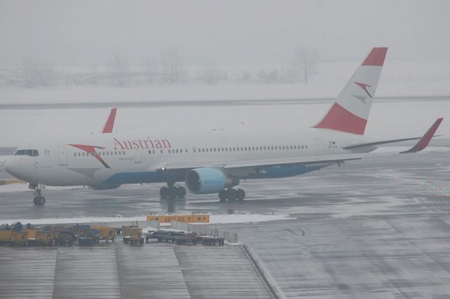 BOEING 767-300 (OE-LAX)