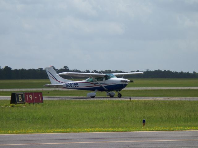 Cessna Skylane (N20788) - Exit 14 on bravo, about to cross 19 to go park.