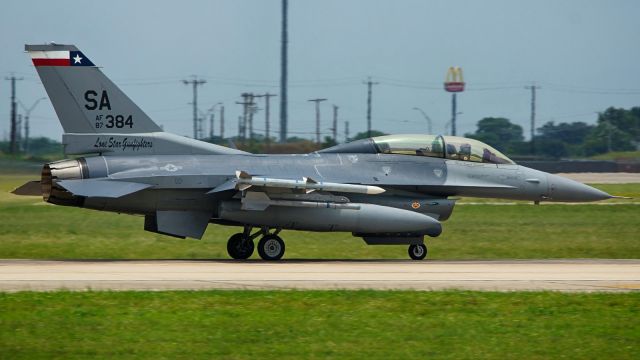 Lockheed F-16 Fighting Falcon (87-0384) - Departing runway 16.