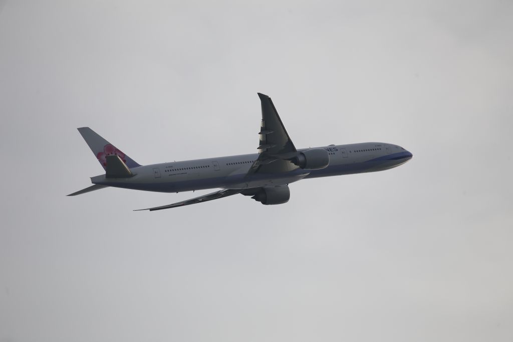 BOEING 777-300ER (B-18051)