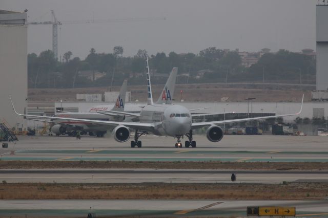 BOEING 767-300 (N386AA)