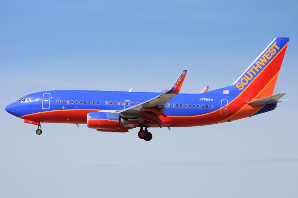 Boeing 737-700 (N768SW)