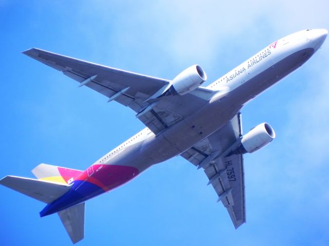 Boeing 777 (HL7597)