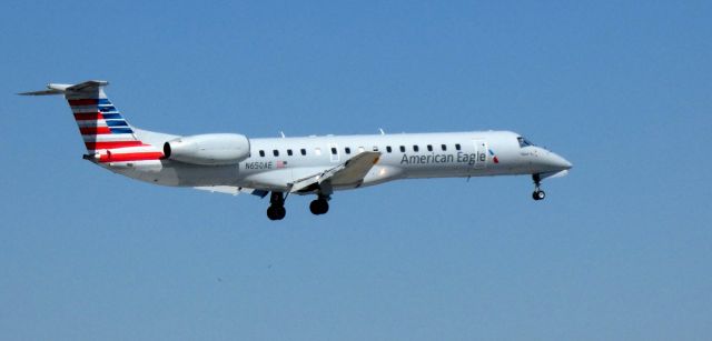 Embraer ERJ-145 (N650AE) - On final is this 2001 American Airlines Eagle Embraer 145LR in the Spring of 2021.