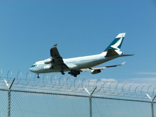 Boeing 747-200 (B-HOS) - Cathay Pacific Landing at CYVR Runway 26R