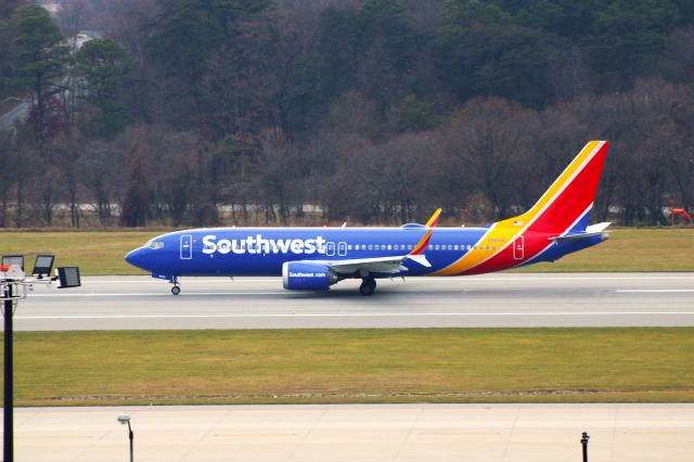 Boeing 737 MAX 8 (N8898L) - Powering off to SRQ as WN1748