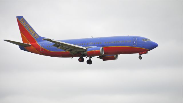 BOEING 737-300 (N691WN) - SWA8700 on final approach to runway 16R after a flight from KOKC on 7/18/12.  The aircraft is a B737-3G7 (LN:1494).