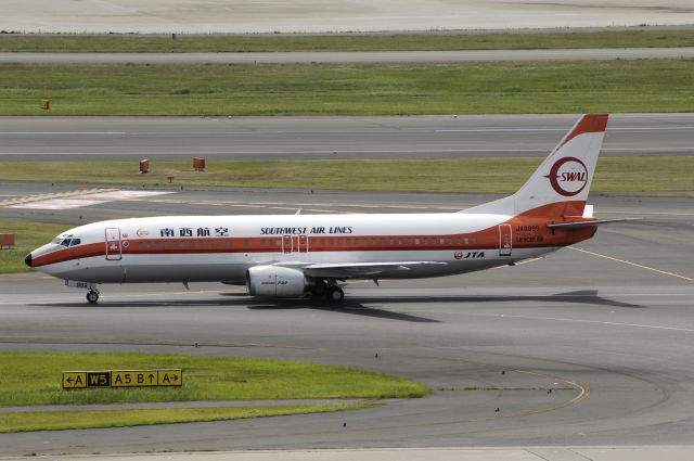 BOEING 737-400 (JA8999) - Taxing at Haneda Intl Airport on 2013/07/20 "Old Retro c/s"