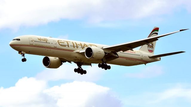 BOEING 777-300ER (A6-ETI)