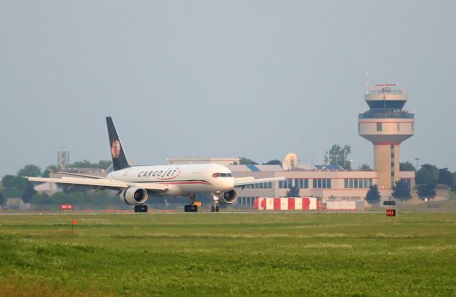 Boeing 757-200 (C-FKAJ) - Arriving from Hamilton on rwy 7L.