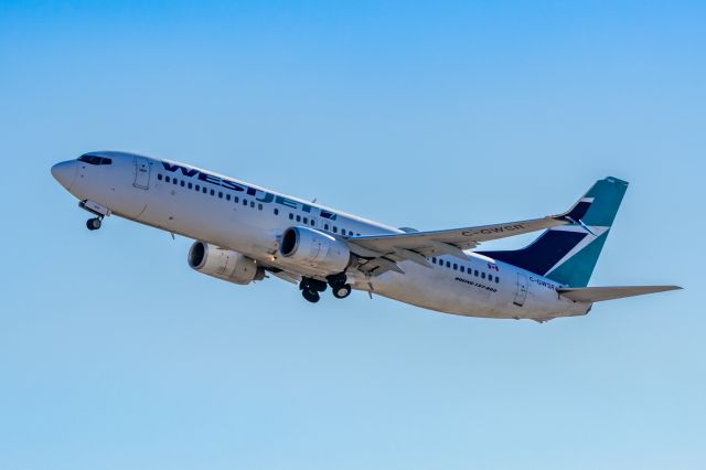 Boeing 737-800 (C-GWSR) - A WestJet 737-800 taking off from PHX on 2/9/23 during the Super Bowl rush. Taken with a Canon R7 and Tamron 70-200 G2 lens.