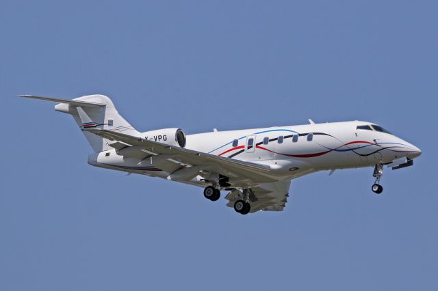 Bombardier Challenger 300 (LX-VPG)