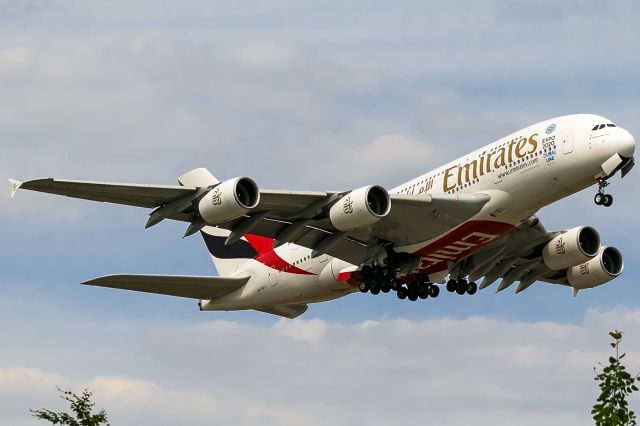 Airbus A380-800 (A6-EEJ) - rwy 18