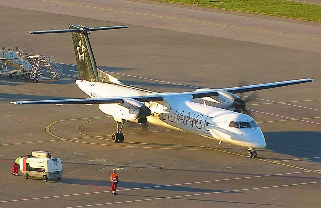 de Havilland Dash 8-400 (OE-LGP)