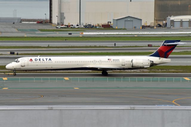 McDonnell Douglas MD-90 (N906DA)