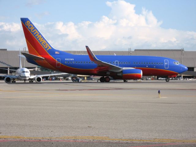 Boeing 737-700 (N923WN) - Holding on RWY 19R