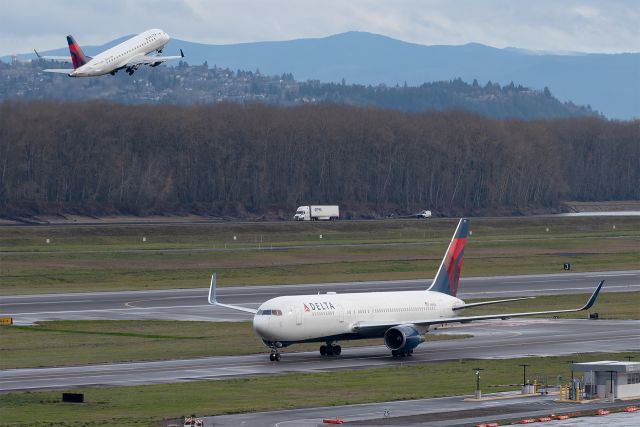 BOEING 767-300 (N394DL)