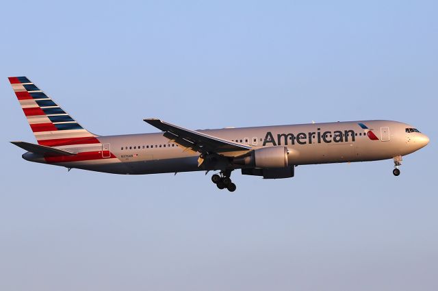 BOEING 767-300 (N376AN) - Landing.