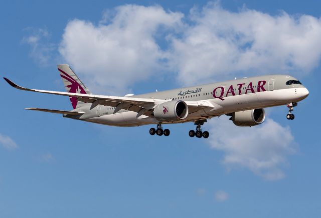 Airbus A350-900 (A7-ALU) - QATAR AIRWAYS - AIRBUS A350-941 - REG A7-ALU (CN 100) - ADELAIDE INTERNATIONAL AIRPORT SA. AUSTRALIA - YPAD 19/4/2019