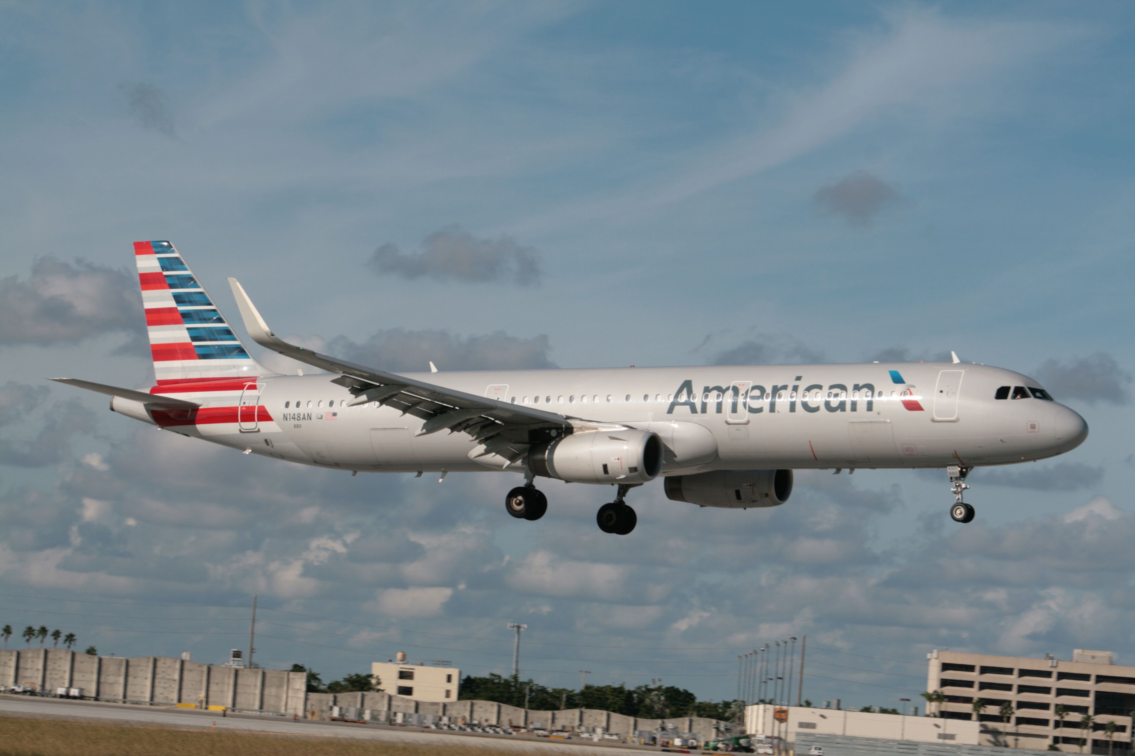 Airbus A321 (N148AN)