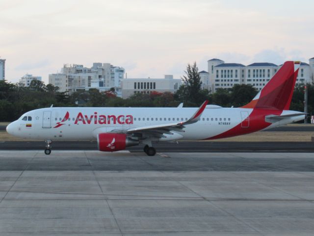 Airbus A320 (N748AV)