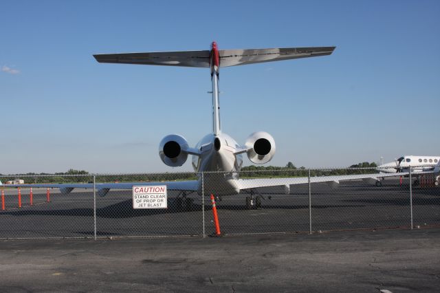 Bombardier Challenger 300 (N300KH) - Appropriate warning