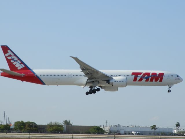 Boeing 777-200 (PT-MUJ)