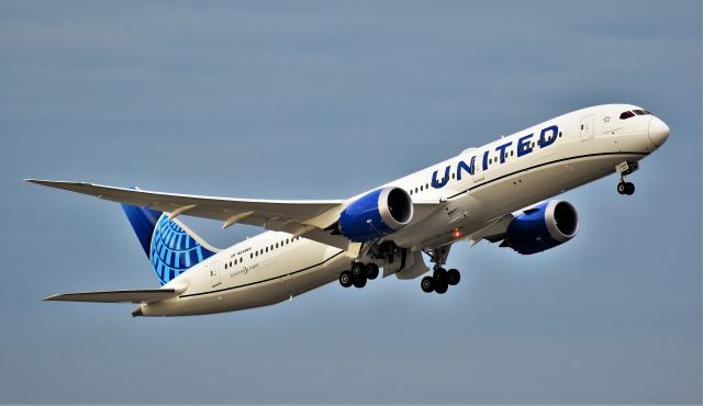 N23983 — - United Boeing 787-9 lifts off at Bush Intercontinental Airport in Houston, Tx. 