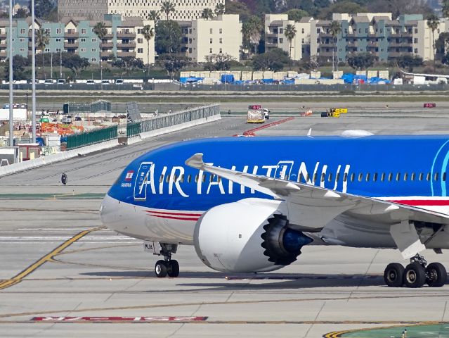 Boeing 787-9 Dreamliner (F-OMUA)