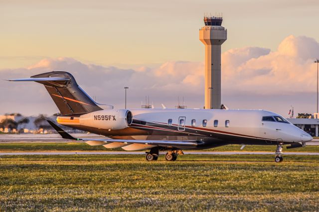 Embraer Phenom 300 (N595FX)