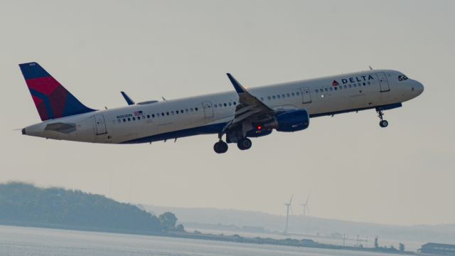 Airbus A321 (N302DN)