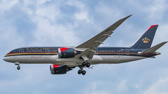 Boeing 787-8 (JY-BAH) - July 21, 2017, Chicago, Illinois -- This Boeing 787-8 Dreamliner is on final approach to ORD. The photo was made at the Schiller Park Metra Train Station.