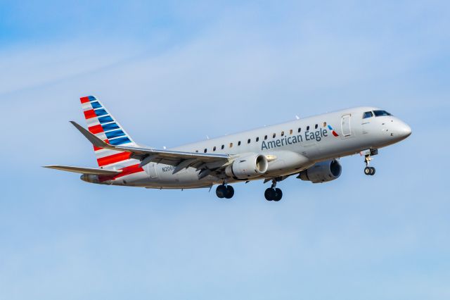 Embraer 175 (N206NN) - American Eagle Embraer 175 landing at DFW on 12/25/22. Taken with a Canon R7 and Tamron 70-200 G2 lens.