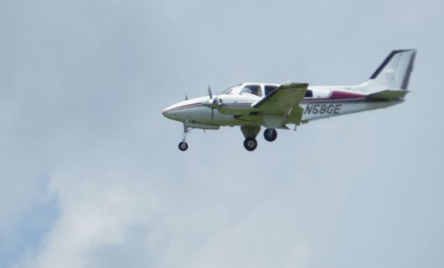 Beechcraft Baron (58) (N58GE) - Shown here is a Beechcraft Baron 58 on final in the Summer of 2018.