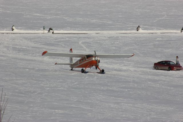 HELIO U-10 Super Courier (C-GZZA) - Atterrissage sur la glace du fleuve St-Laurent en face de la ville de Lavaltrie QC. 17-02-2015  15:21:04 Helio Stol H-250 