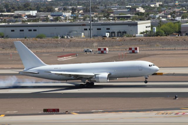 BOEING 767-200 (N761CX)