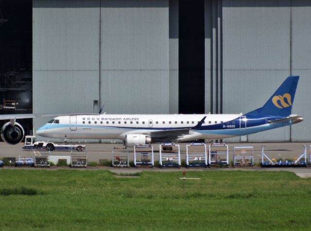Embraer ERJ-190 (B-16825)