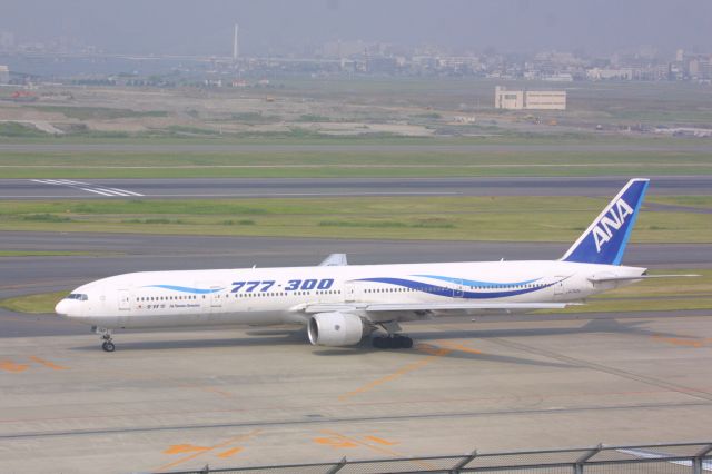 BOEING 777-300 (JA752A)