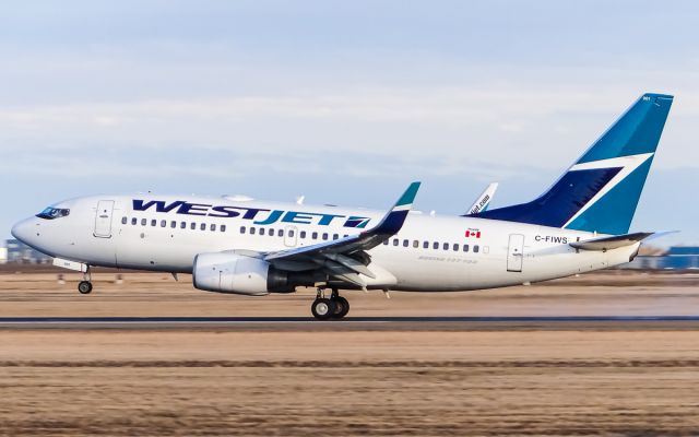 Boeing 737-700 (C-FIWS)