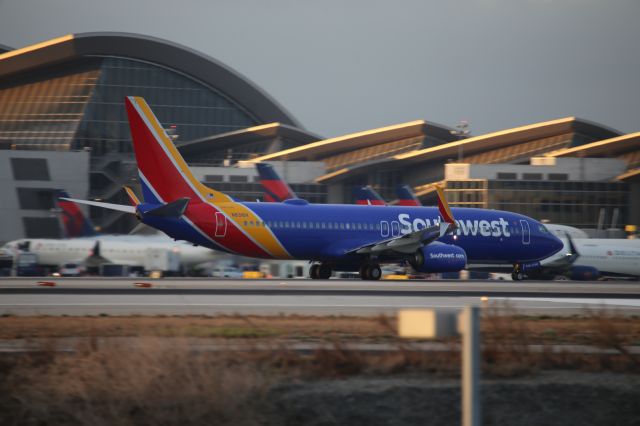 Boeing 737-800 (N8316H)