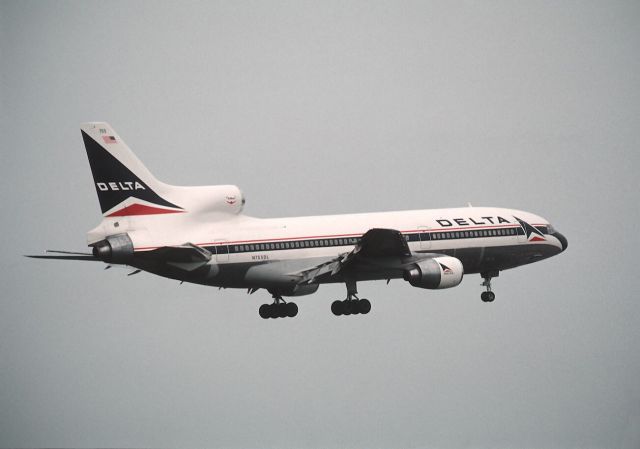 Lockheed L-1011 TriStar (N755DL) - Final Approach to Narita Intl Airport Rwy16 on 1989/05/05